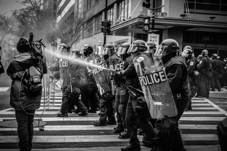 How to Handle Armed Looters in a Worst-Case Collapse